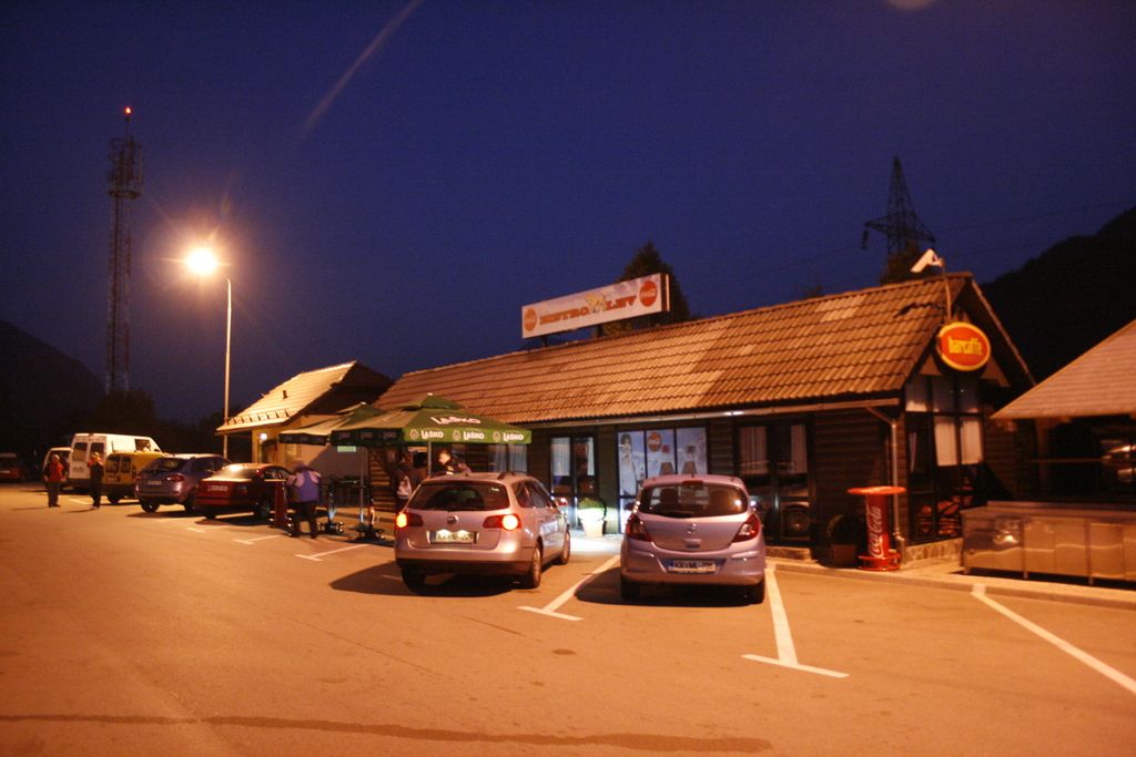 Ob gorenjski avtocesti poru&scaron;ili nelegalni Bistro Lev